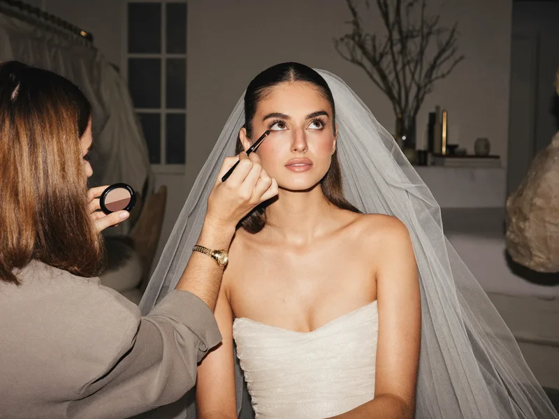 Application d'un maquillage de mariée délicat sur les yeux et les lèvres